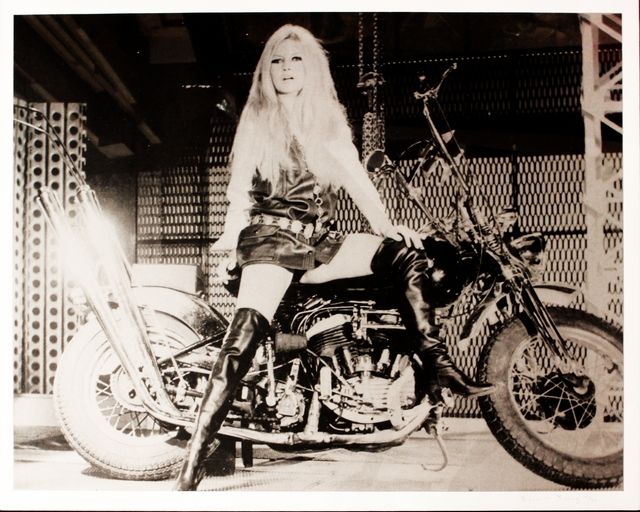 Serigrafía Young - Brigitte Bardot sur sa Harley Davidson 