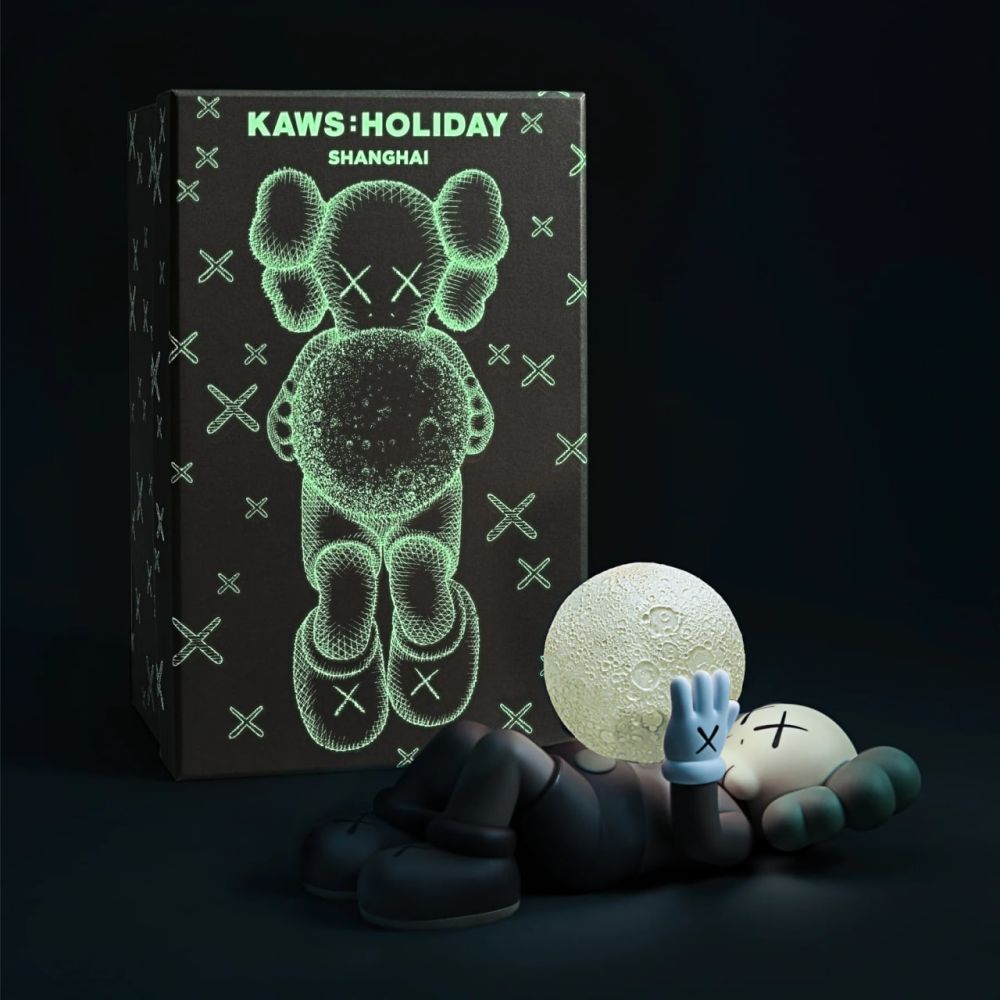 Múltiple Kaws - Companion Figure (Brown) with a fluorescent moon