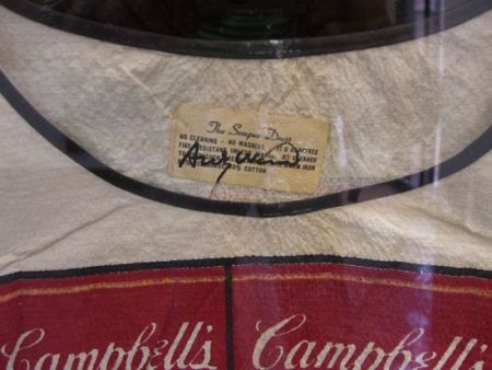 Litografía Warhol - Firma de Warhol en el vestido