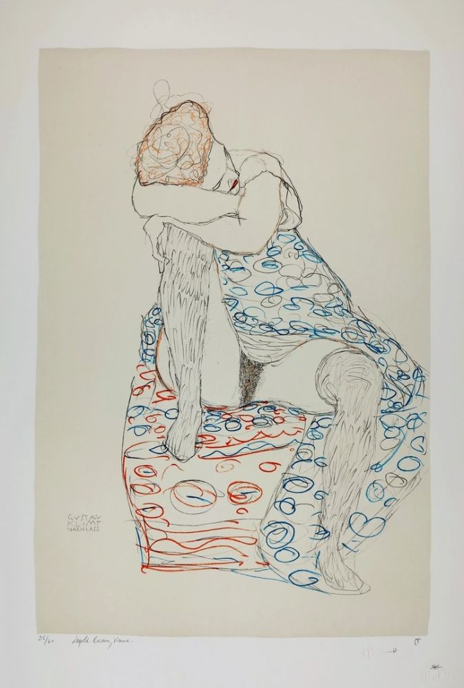 Litografía Klimt - La  fille aux bas de soie assise sur le tabouret, 1910 / Sitzende mit gerafftem Rock / Seated Female Semi-Nude in Patterned Dress, Her Head Resting on Her Right Knee