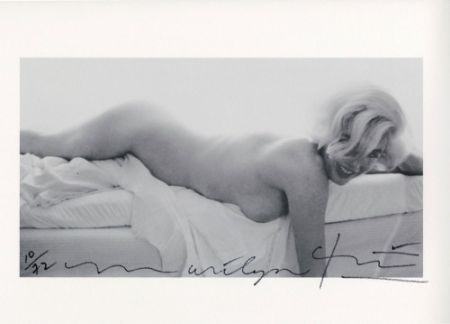 Múltiple Stern - Marilyn boob falling out