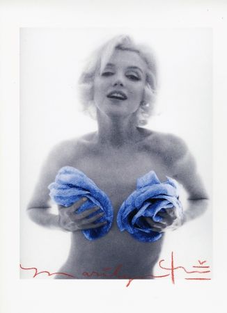Fotografía Stern - Marilyn Monroe with Blue Roses