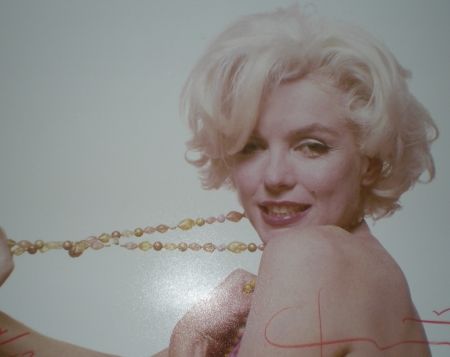 Fotografía Stern -  Marilyn pulling beads (1962) 