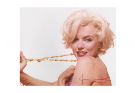 Múltiple Stern - Marilyn stretching the jewelry