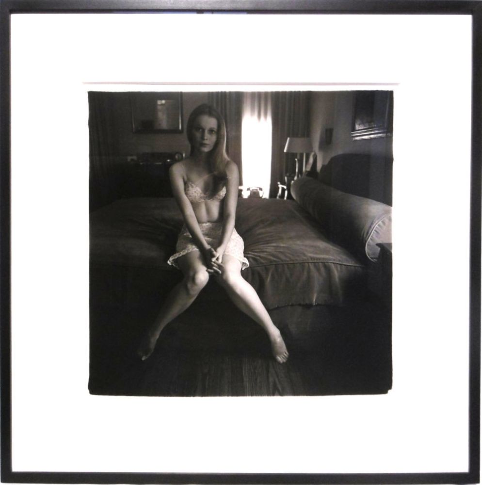 Fotografía Arbus - Mia Villiers-Farrow on a bed