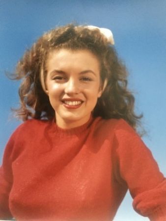 Fotografía De Dienes  - Norma Jean in red (Marilyn Monroe 1945)