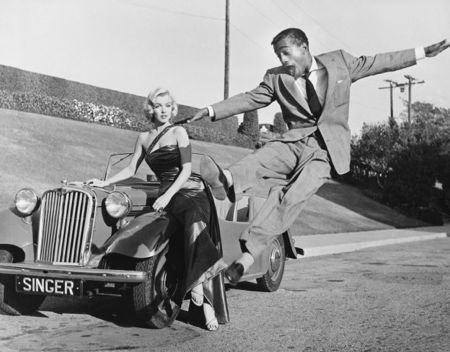 Fotografía Worth - Sammy Davis Jr leaps for Marilyn