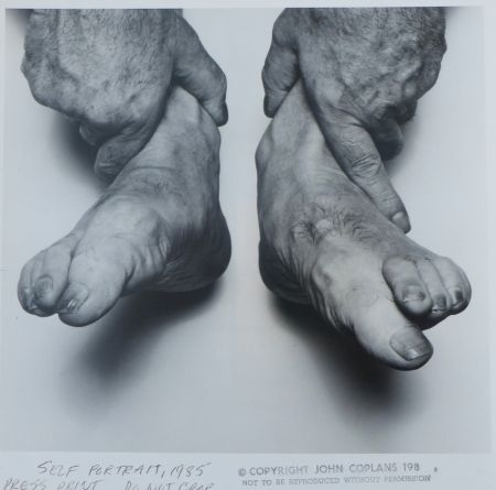 Fotografía Coplans - Selfportrait hands holding feet
