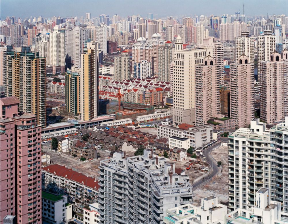 Fotografía Burtynsky - Urban Renewal no 5. Overview From Top Of Military Hospital Shanghai, China