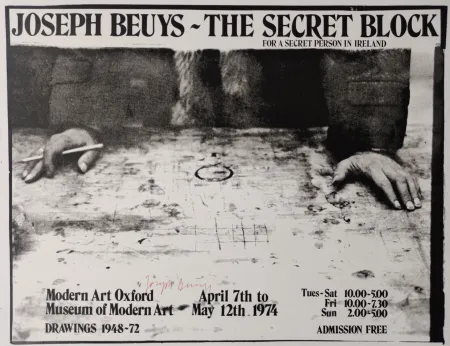 Serigrafía Beuys -  „Joseph Beuys - The secret block. For a secret person in Ireland. Modern Art Ox- ford. Museum of Modern Art. Drawings 1948-72. April 7th to May 12th 1974. Tues-Sat 10.00-5.00,  Fri 10.00-7.30, Sun 2.00-5.00, admission free“. 