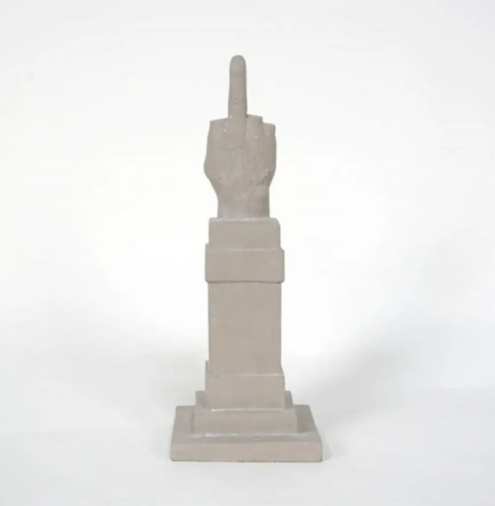 Múltiple Cattelan - L.O.V.E.