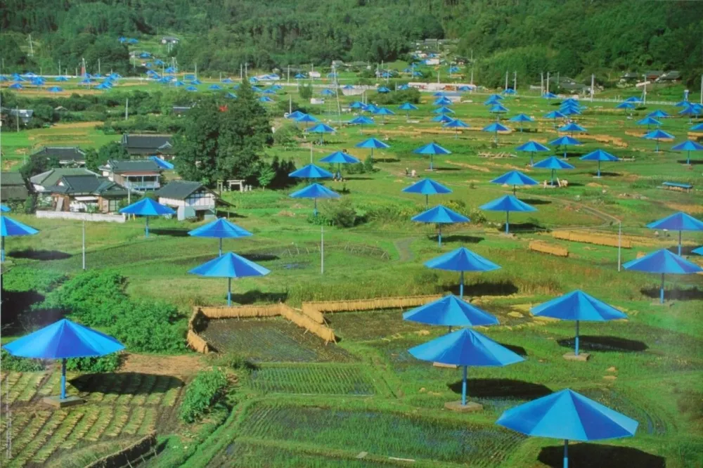 Fotografía Christo & Jeanne-Claude - The Umbrellas, Ibaraki, Japan