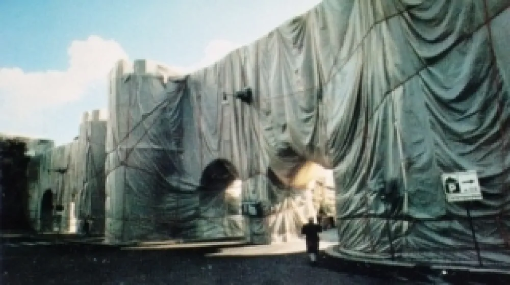Múltiple Christo - The Wall-Wrapped Roman Wall, Rome, 1974