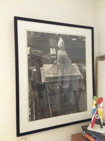Fotografía Christo - Wrapped Monument Vittorio Enmanuele, Milan
