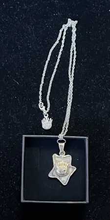 Múltiple Corneille - Collier pendentif signé Soleil aux 7 rayons du bonheur - Numéro 67/70 - 