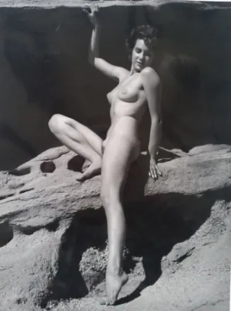 Fotografía De Dienes  - Nu assise sur rocher