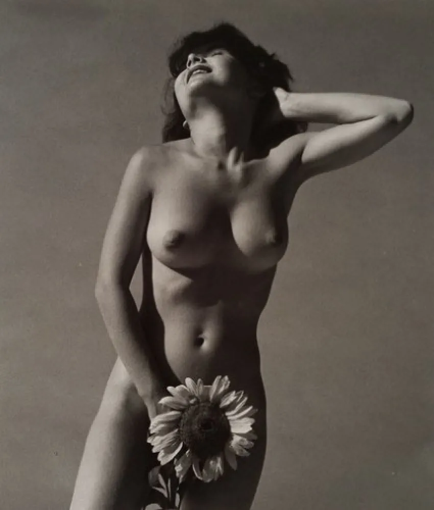 Fotografía De Dienes  - Nu avec fleurs