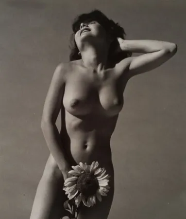 Fotografía De Dienes  - Nu avec fleurs