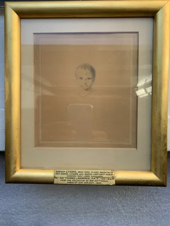 Sin Técnico Lawrence - Sarah Lysons with coral necklace