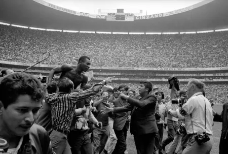 Fotografía Leifer - Pele on Shoulders on Fans