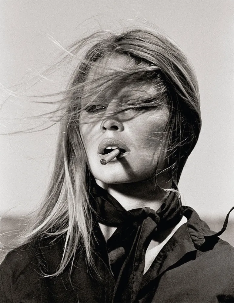 Fotografía O'neil - Brigitte Bardot Smoking a Cigar