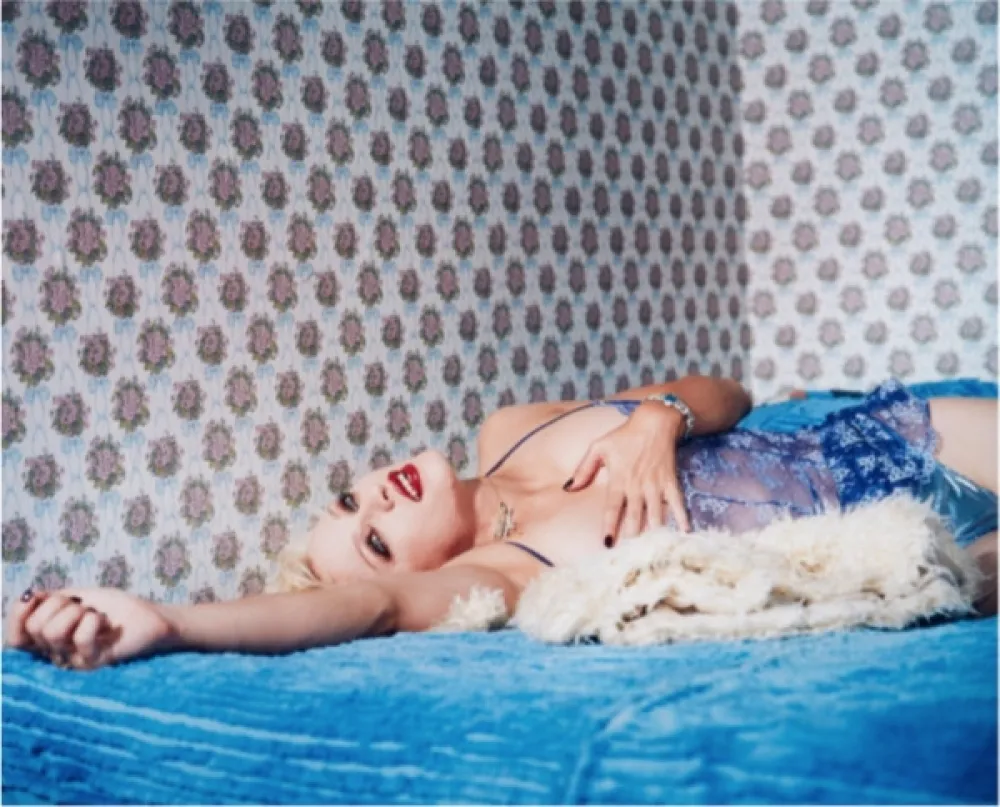 Fotografía Rheims - Madonna blue laying on a blue bed, New York 