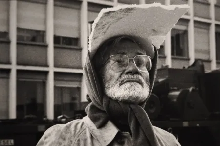 Fotografía Scheidegger - Der Künstler überwacht in Ludwigshafen bei Regenwetter den Aufbau der Skulptur 