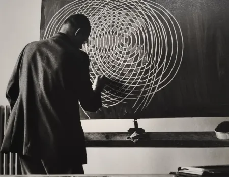 Fotografía Scheidegger - Max Bill unterrichtet Formenlehre an der Kunstgewerbeschule Zürich, 1944 (erste Aufnahme Ernst Scheideggers von Max Bill).