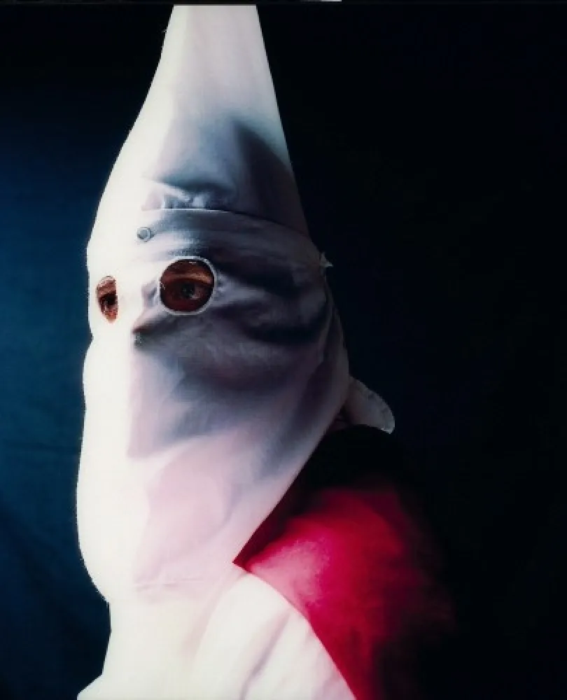 Fotografía Serrano - Andres Serrano (né en 1950)  THE KLAN, KLANSMAN (GREAT TITAN OF THE INVISIBLE EMPIRE IV), 1990-2009.