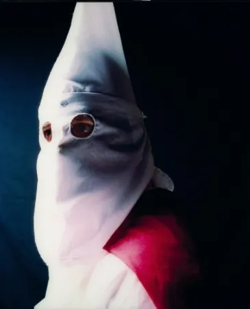 Fotografía Serrano - Andres Serrano (né en 1950)  THE KLAN, KLANSMAN (GREAT TITAN OF THE INVISIBLE EMPIRE IV), 1990-2009.