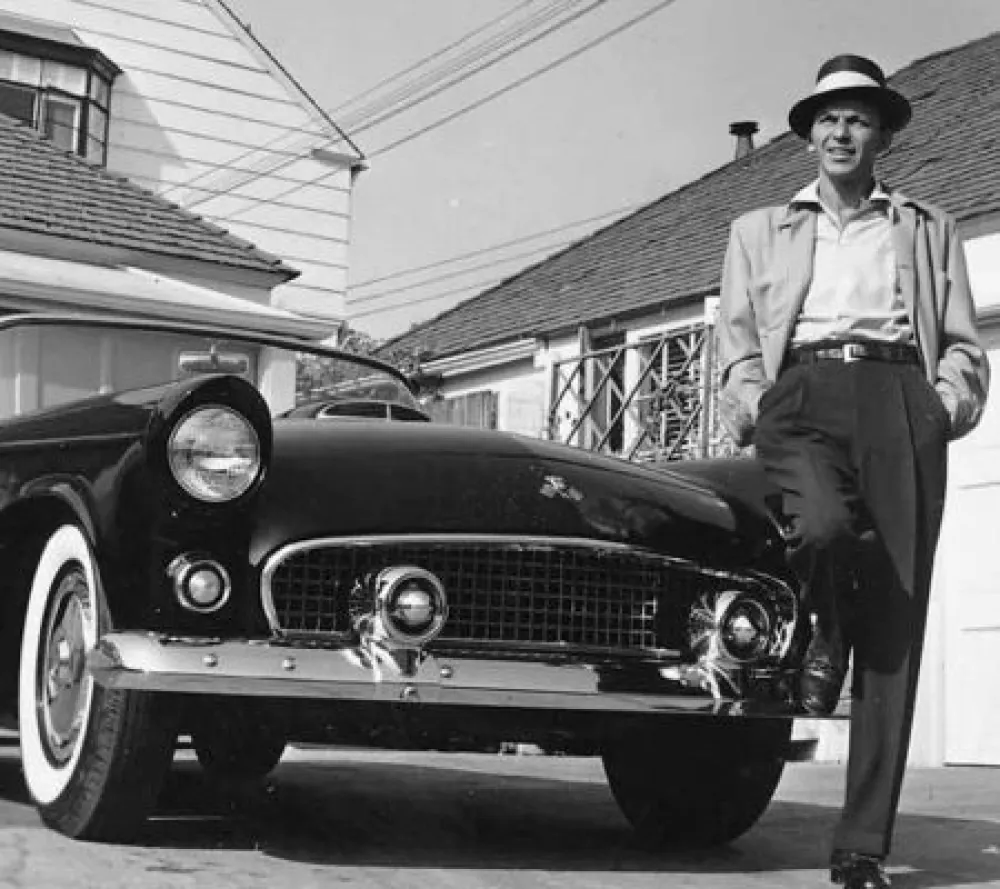 Fotografía Worth - Frank Sinatra next to his T-Bird